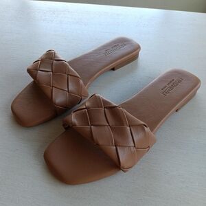 Cushionaire Franca Square Toe Braided Sandals / Size 8.5 W